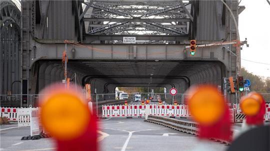 Schiffsunfall in Hamburg: Elbbrücke bleibt gesperrt