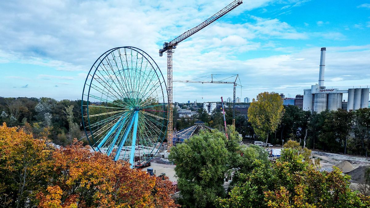Berlin & Brandenburg: Riesenrad im Spreepark nach Sanierung wieder aufgebaut