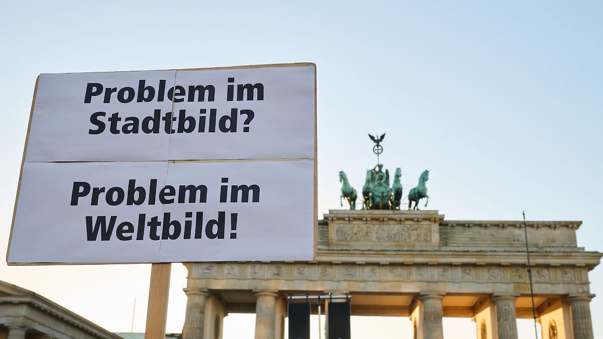 Berlin & Brandenburg: Demonstranten fordern Vielfalt - Kritik am Bundeskanzler