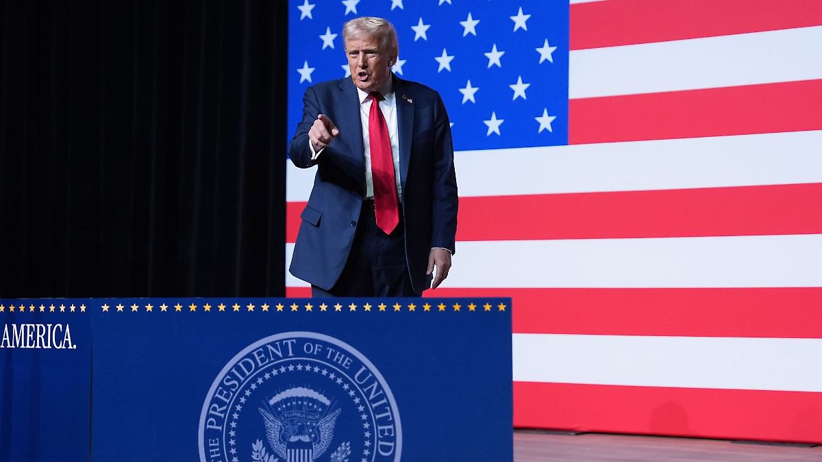 Hohe Fördergelder winken: Trump will Unis belohnen, die Zahl der ausländischen Studenten begrenzen