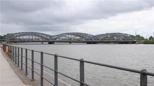 Schiff rammt Elbbrücke – Hamburger Bauwerk für Verkehr gesperrt Die Hamburger Freihafenelbbrücke ist von einem Binnenschiff gerammt und für den Autoverkehr gesperrt worden. (Archivbild)