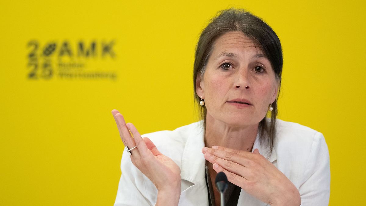 Niedersachsen & Bremen: Agrarministerin Staudte: Geflügel im Stall halten