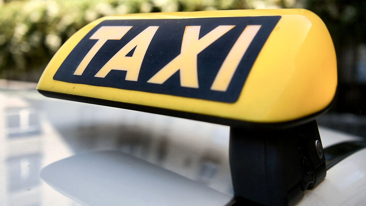 Berlin & Brandenburg: Taxi brennt - Straße des 17. Juni gesperrt
