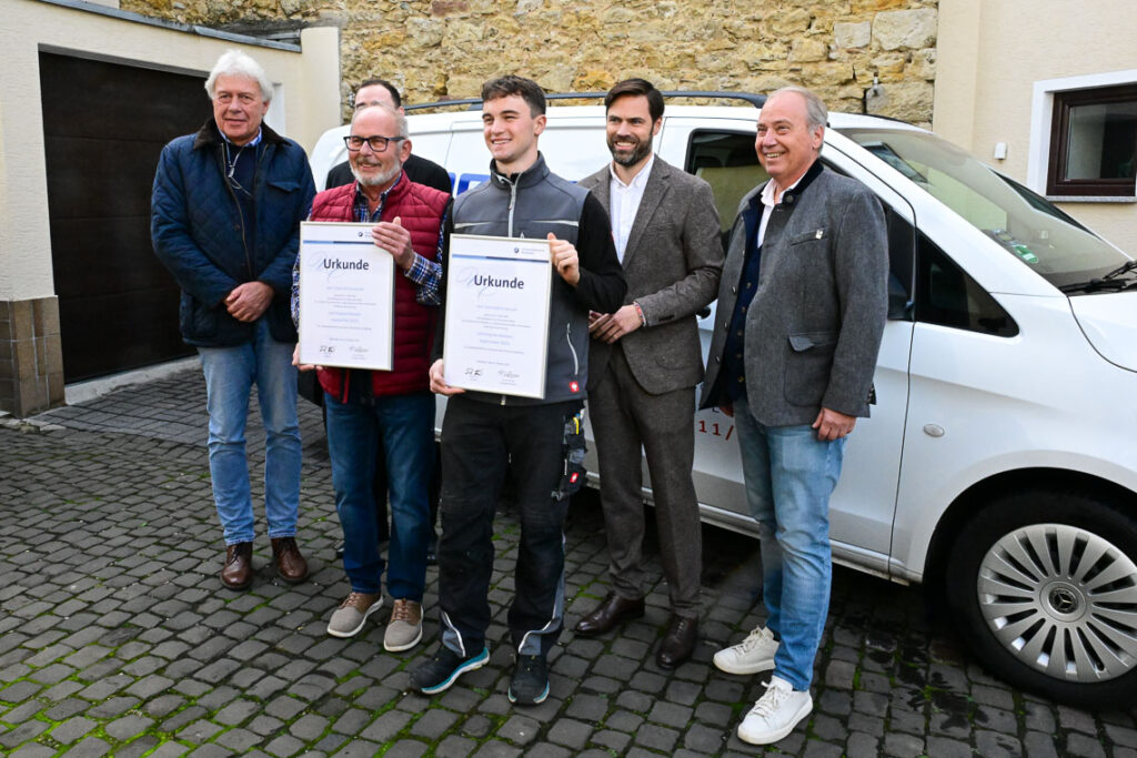 Dominik Krawczak wurde von Pierre Schlosser, Hauptgeschäftsführer der Handwerkskammer Wiesbaden, zum Lehrling des Monats ausgezeichnet. Von links: Volker Schrörs, Fabian Leinhos, Eckhard Reinemer, Dominik Krawczak, Pierre Schlosser und Holger Balz.
