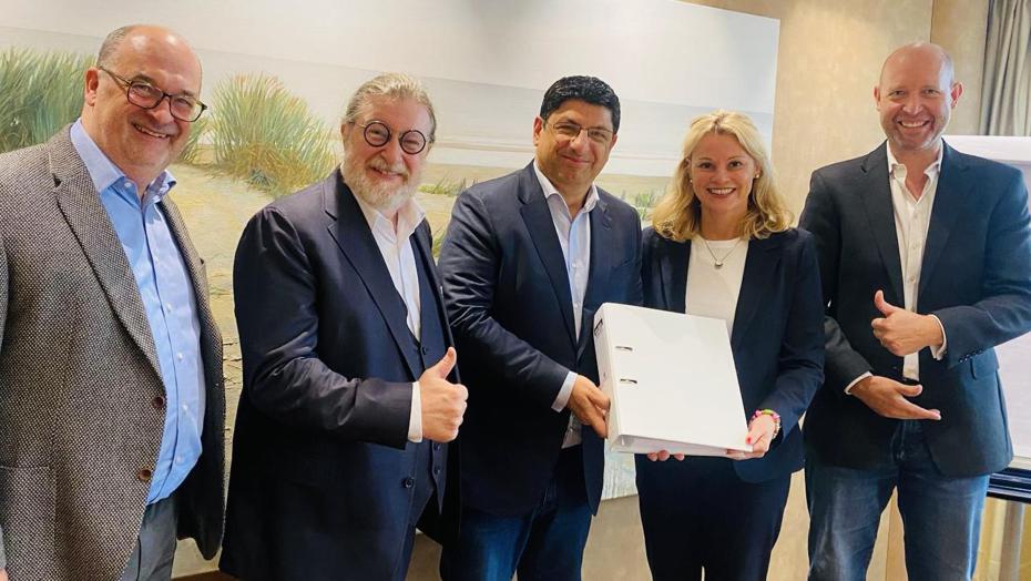 Nach der Vertragsunterzeichnung: Klaus Helmrich (von rechts), Geschäftsführender Gesellschafter und Rechtsanwalt (eMBA) der 3iPro Gruppe, Dorint COO Stefanie Brandes, Davut Deletioglu, ebenfalls Geschäftsführender Gesellschafter der 3iPro Gruppe und Geschäftsführer der Mannheim Taylor Hotel- und Büroentwicklungsgesellschaft mbH, Dirk Iserlohe, Aufsichtsratschef der Dorint Hotelgruppe und Ulrich Widmer, Director Development Dorint. 