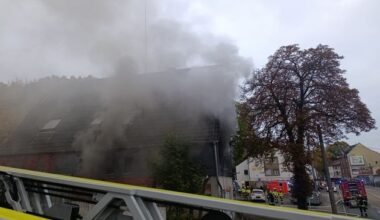 FW-DO: FW-DO: Qualm aus den Fenstern eines leerstehenden Gebäudes in Dortmund-Brackel