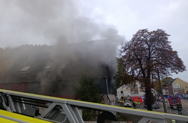 FW-DO: FW-DO: Qualm aus den Fenstern eines leerstehenden Gebäudes in Dortmund-Brackel