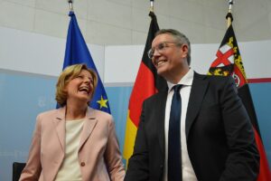 Machtübernahme im Juli 2024 in der Mainzer Staatskanzlei: Alexander Schweitzer übernahm das Amt von Malu Dreyer (beide SPD). - Foto: gik