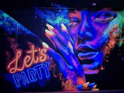 Die neuen Schwarzlicht-Graffiti in der Disco Tucholsky.