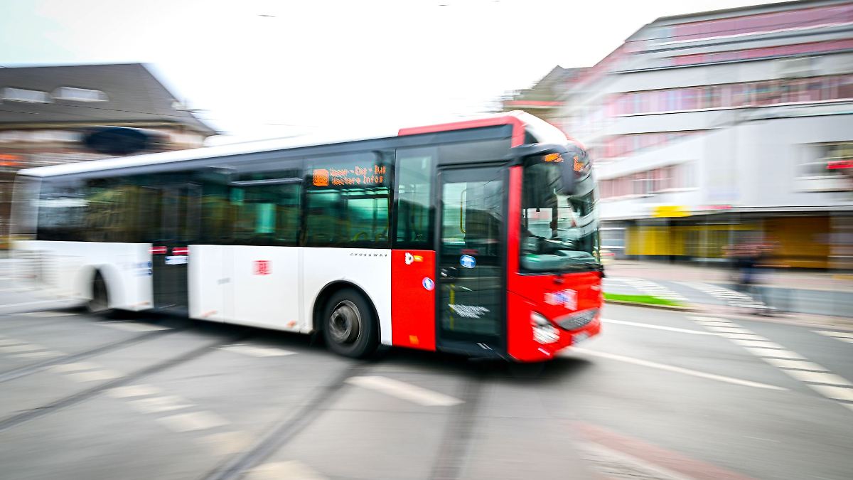 Niedersachsen & Bremen: Linienbus und Pkw stoßen zusammen: 14 Verletzte