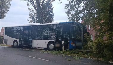 Niedersachsen & Bremen: Elfjähriges Kind wird von Bus erfasst und stirbt