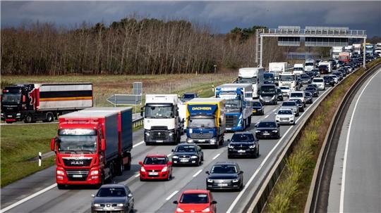 Staugefahr auf A1 und A7: Das erwartet Autofahrer am langen Wochenende Ein mehrere Kilometer langer Stau hat sich auf der Autobahn A7 zwischen Hamburg und Flensburg gebildet. (Archivbild)