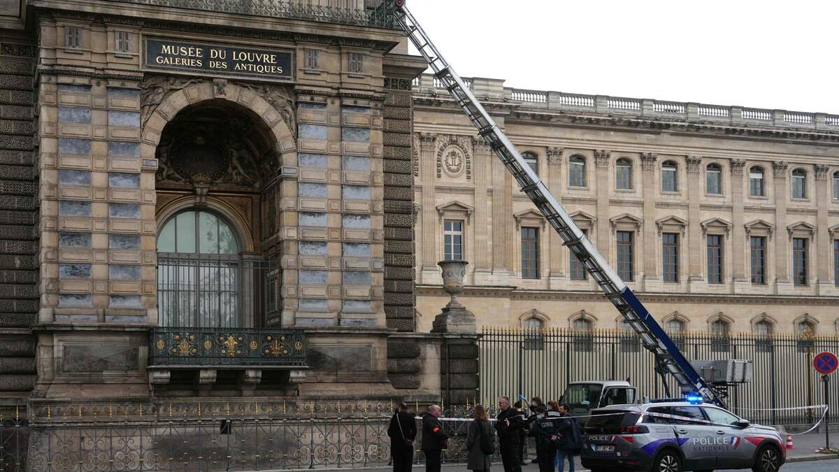 Französische Polizeibeamte stehen neben einem Möbelaufzug, mit dem Räuber in das Louvre-Museum am Quai François Mitterrand in Paris eingedrungen sind.