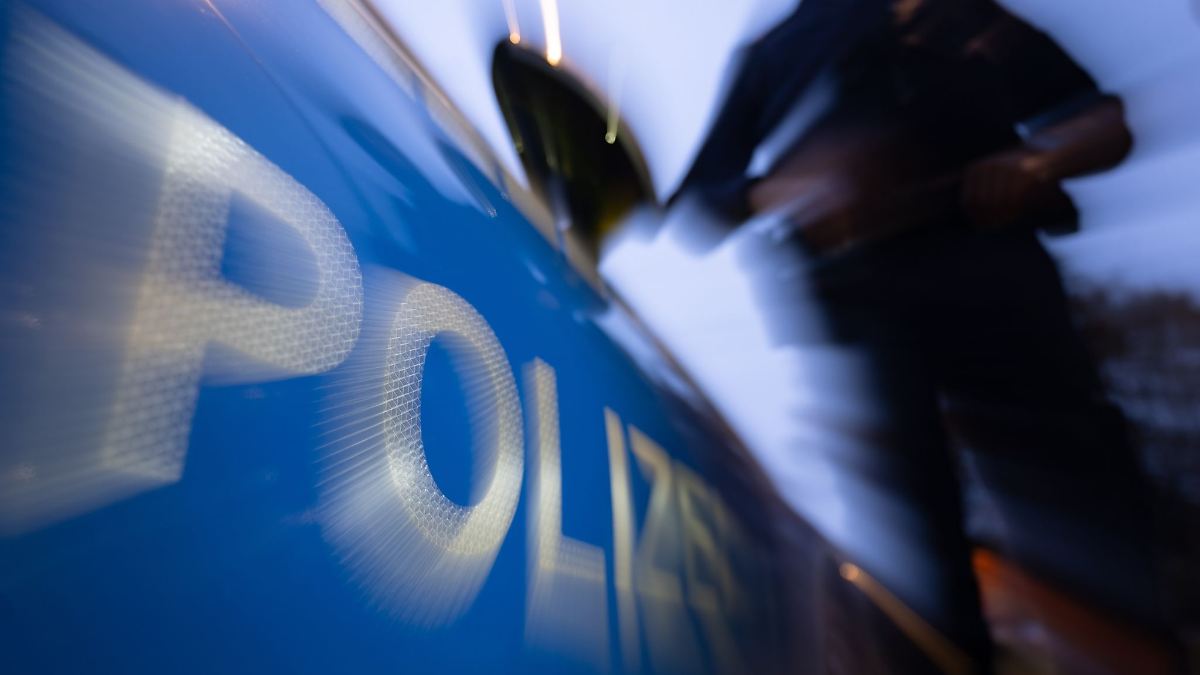 Berlin & Brandenburg: Randalierende Gruppe zieht mit Pyrotechnik durch Köpenick