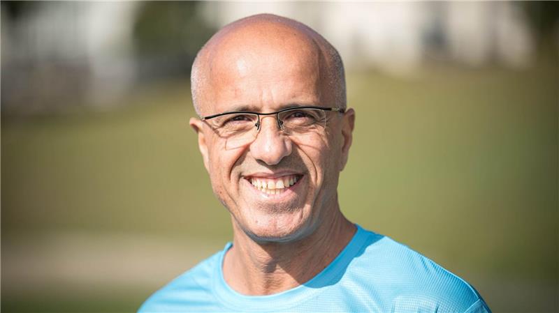 Bremer läuft Halbmarathon rückwärts mit verbundenen Augen Emin da Silva hat im vorigen Jahr den Zehn-Kilometer-Lauf beim Bremer Marathon rückwärts auf beiden Beinen gleichzeitig hüpfend zurückgelegt.