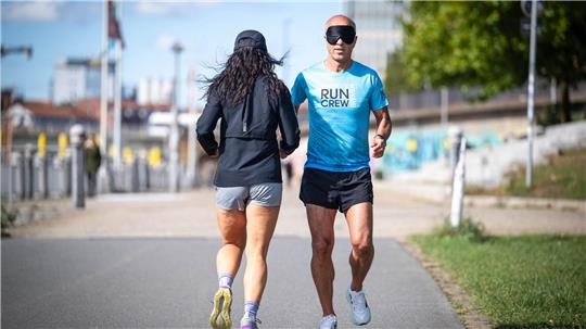Bremer läuft Halbmarathon rückwärts mit verbundenen Augen