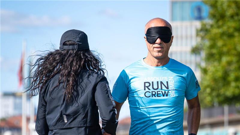 Bremer läuft Halbmarathon rückwärts mit verbundenen Augen Emin da Silva und seine Laufpartnerin Saida Silbermann haben für den Lauf am Sonntag viel trainiert.
