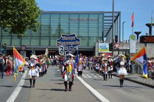 Mainzer Ranzengarde in Dreierreihe, hier am Rheinland-Pfalz-Tag in Mainz: Künftig müssen die Reihen enger werden. - Foto: gik 
