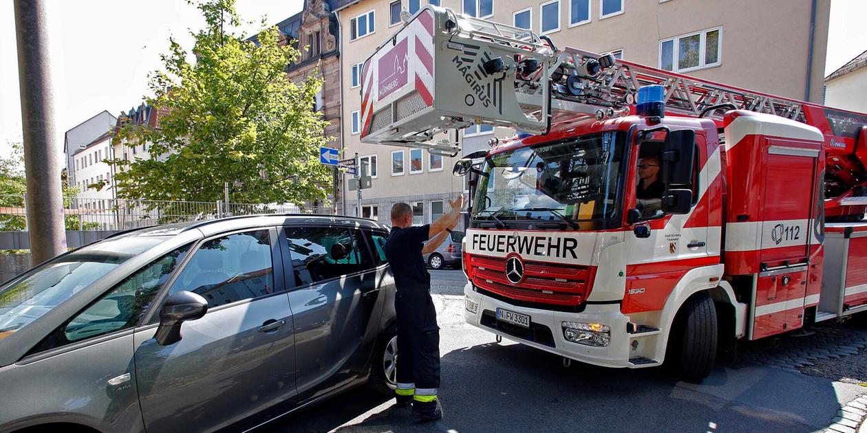 Die Stadt Nürnberg führt Gehwegparken ein, weil Müllabfuhr und Feuerwehr nicht durchkommen
