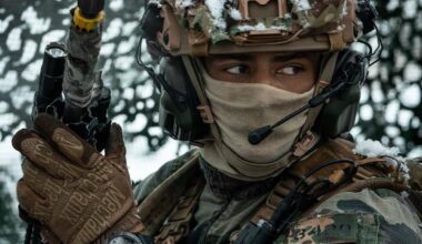Ein französischer Fallschirmjäger der Allied Reaction Force übt 2025 in Rumänien. [Foto: NATO]