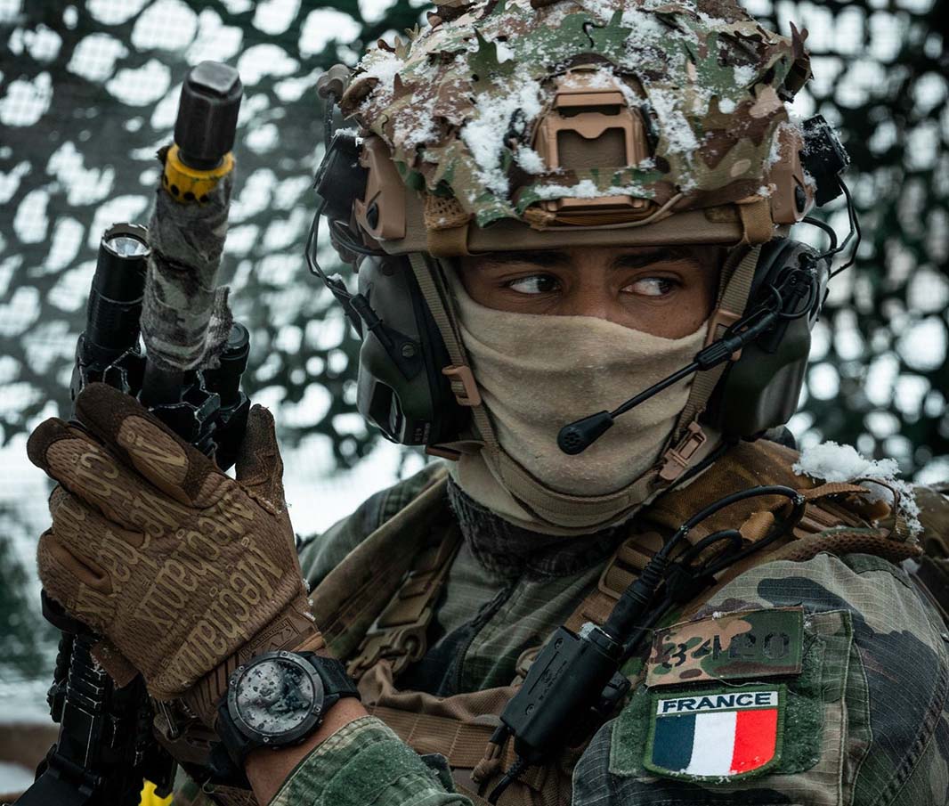 Ein französischer Fallschirmjäger der Allied Reaction Force übt 2025 in Rumänien. [Foto: NATO]