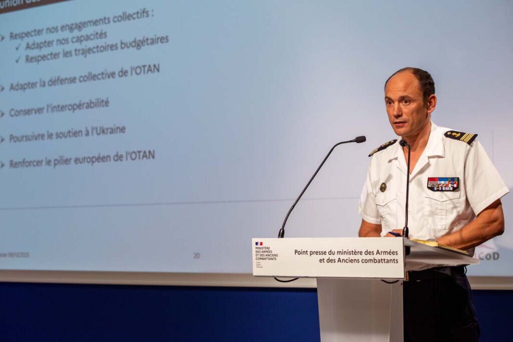 Kapitän zur See Antoine Frenais de Coutard während seiner Pressekonferenz am 9. Oktober in Paris. [Foto: Ministère des Armées]