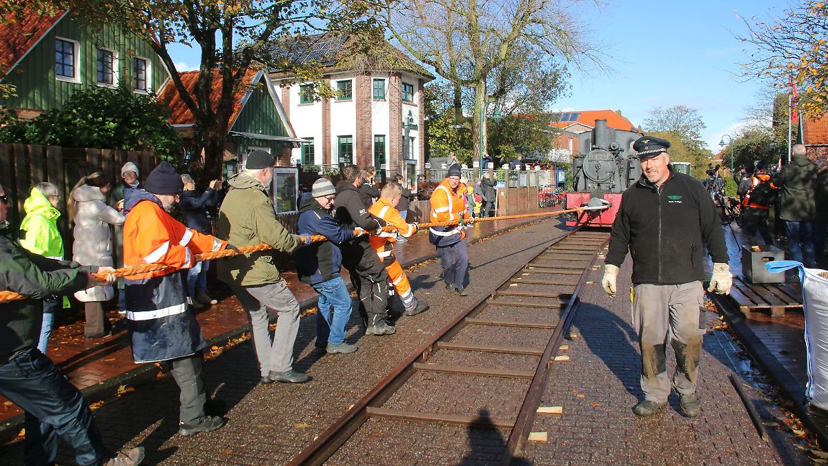 Niedersachsen & Bremen: Insel rettet alte Dampflok mit Tau, Teamgeist und Muckis