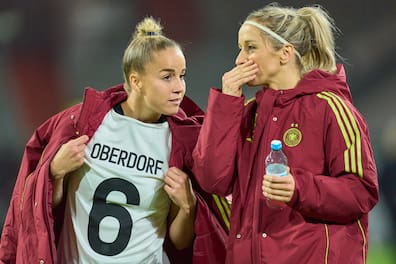 Trägt das Trikot von Lena Oberdorf: Kapitänin Giulia Gwinn im Gespräch mit Kahtrin Hendrich.