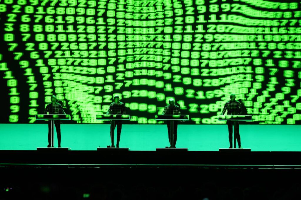 Kraftwerk bei einem Live-Auftritt in Bonn, Deutschland im Jahr 2022