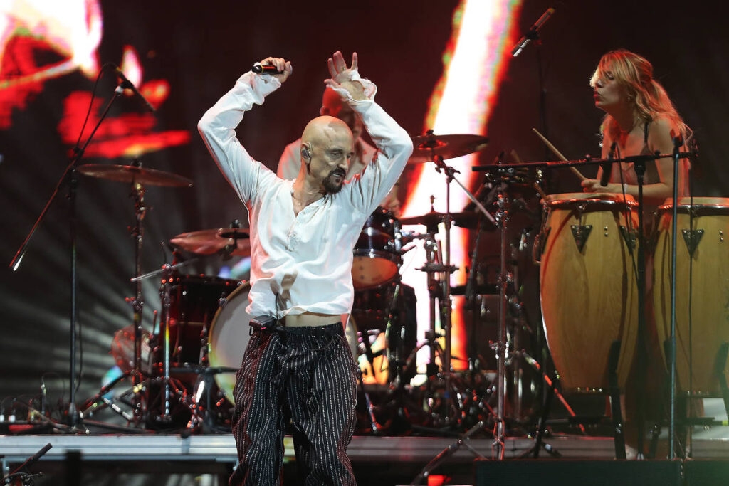 James-Sänger Tim Booth auf der Bühne mit der Band bei Rock In Rio 2024