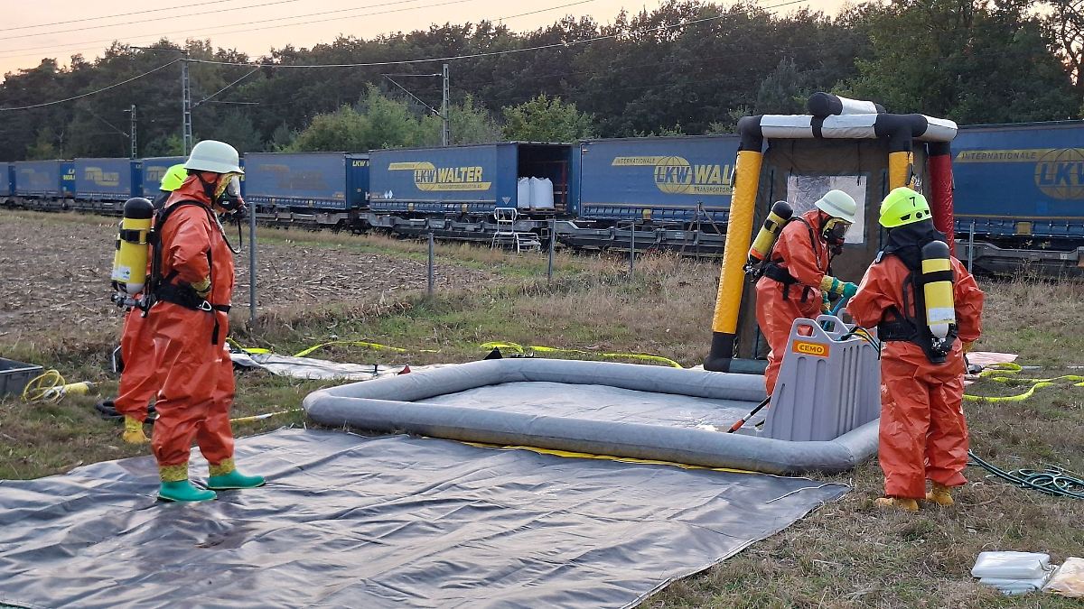 Niedersachsen & Bremen: Gefahrgut tritt aus - Feuerwehr im Einsatz