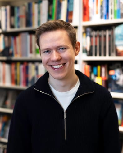 Der 27-jährige Lennart Schaefer macht auf seiner „Literadtour“ auch Halt in der Bückeburger Buchhandlung Frommhold, bevor seine mehrmonatige Reise Mitte Oktober auf der Frankfurter Buchmesse enden wird.