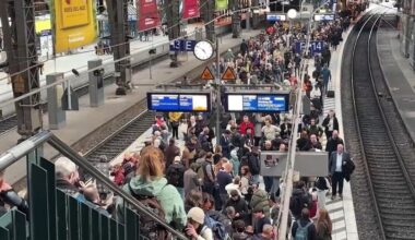 "Muss hier übernachten": Chaos am Bahnhof: Reisende stecken in Hamburg fest