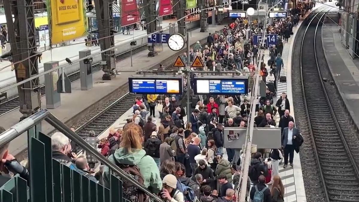 "Muss hier übernachten": Chaos am Bahnhof: Reisende stecken in Hamburg fest