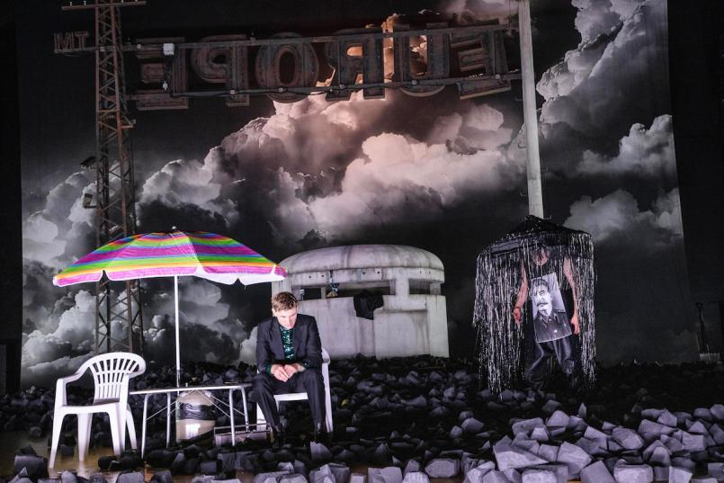 Hamlet – Deutsches Schauspielhaus Hamburg – Frank Castorf lädt mit William Shakespeare und Heiner Müller in den Grusel-Themenpark Europa