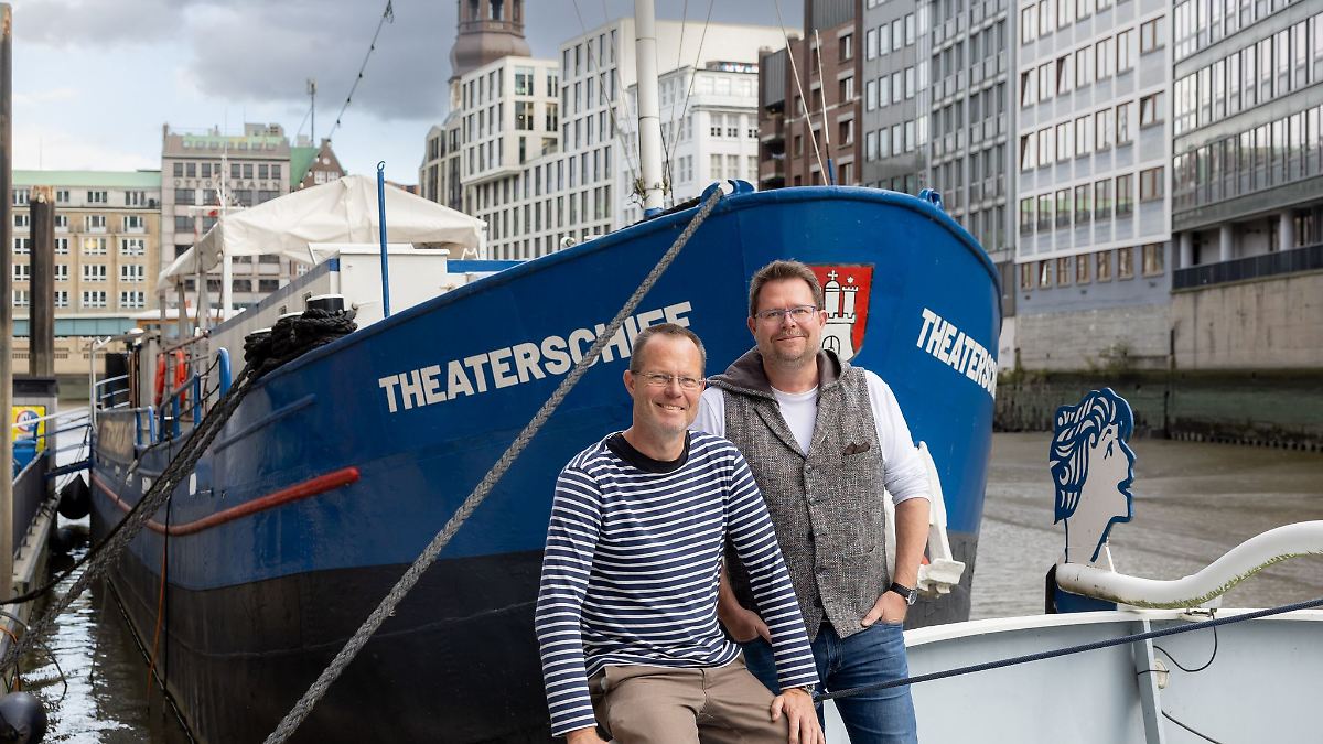 Hamburg & Schleswig-Holstein: Den Kurs immer gehalten: 50 Jahre "Theaterschiff Hamburg"