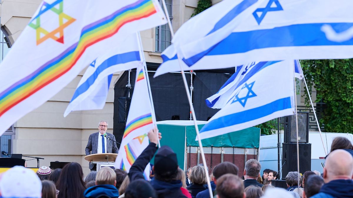 Berlin & Brandenburg: Hunderte feiern in Berlin Freilassung israelischer Geiseln