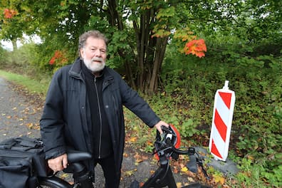 Wulf Riethaus vom Bürgerverein Barkauer Land kämpft für den Fahrradtunnel – der rechts im Bild entstehen könnte.