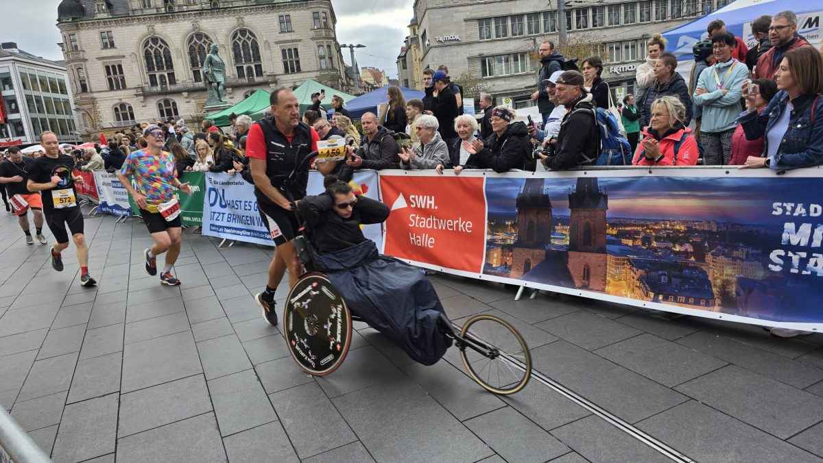 Dr. Cornelius Rossbach kommt als Sieger ins Ziel – sogar Heiratsantrag durch Läufer – Du bist Halle