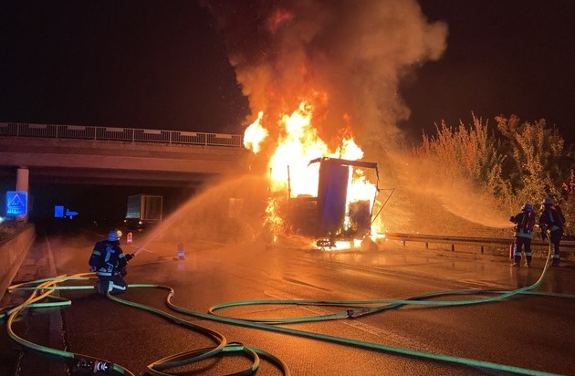 FW-BN: Brennender LKW-Anhänger auf der BAB 59