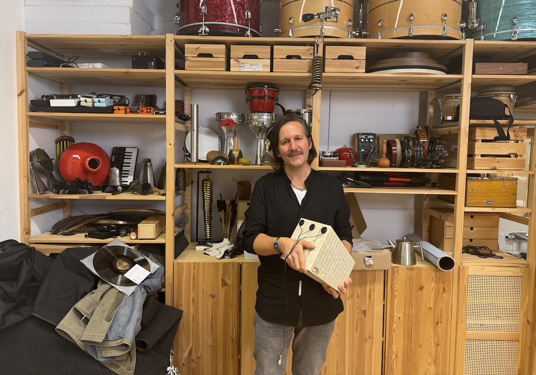 „Improvisation ist wie ein musikalisches Kennenlernen“ – Besuch bei Drummer und Produzent Simon Popp im FatCat