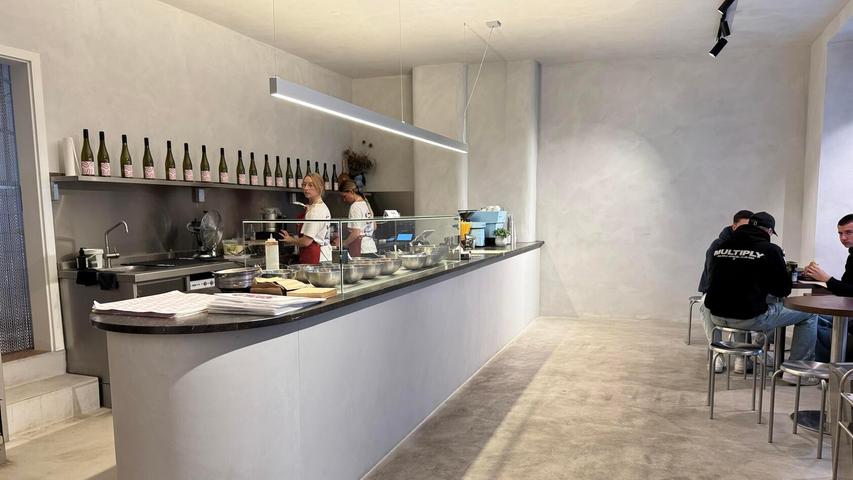 Auch erwartet einen im Inneren ein minimalistisch und modernes Interieur.