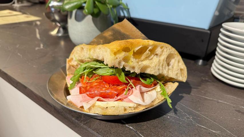 Das Sandwich "Franci" wartet mit italienischem Schinken, scharfer Salami, weichen Mozzarella, Tomaten und Rucola auf und kostet 10,50 Euro.