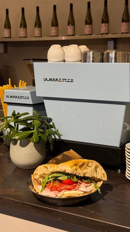 … wartet Innen allerdings die Hauptattraktion: Focaccia-Sandwiches.
