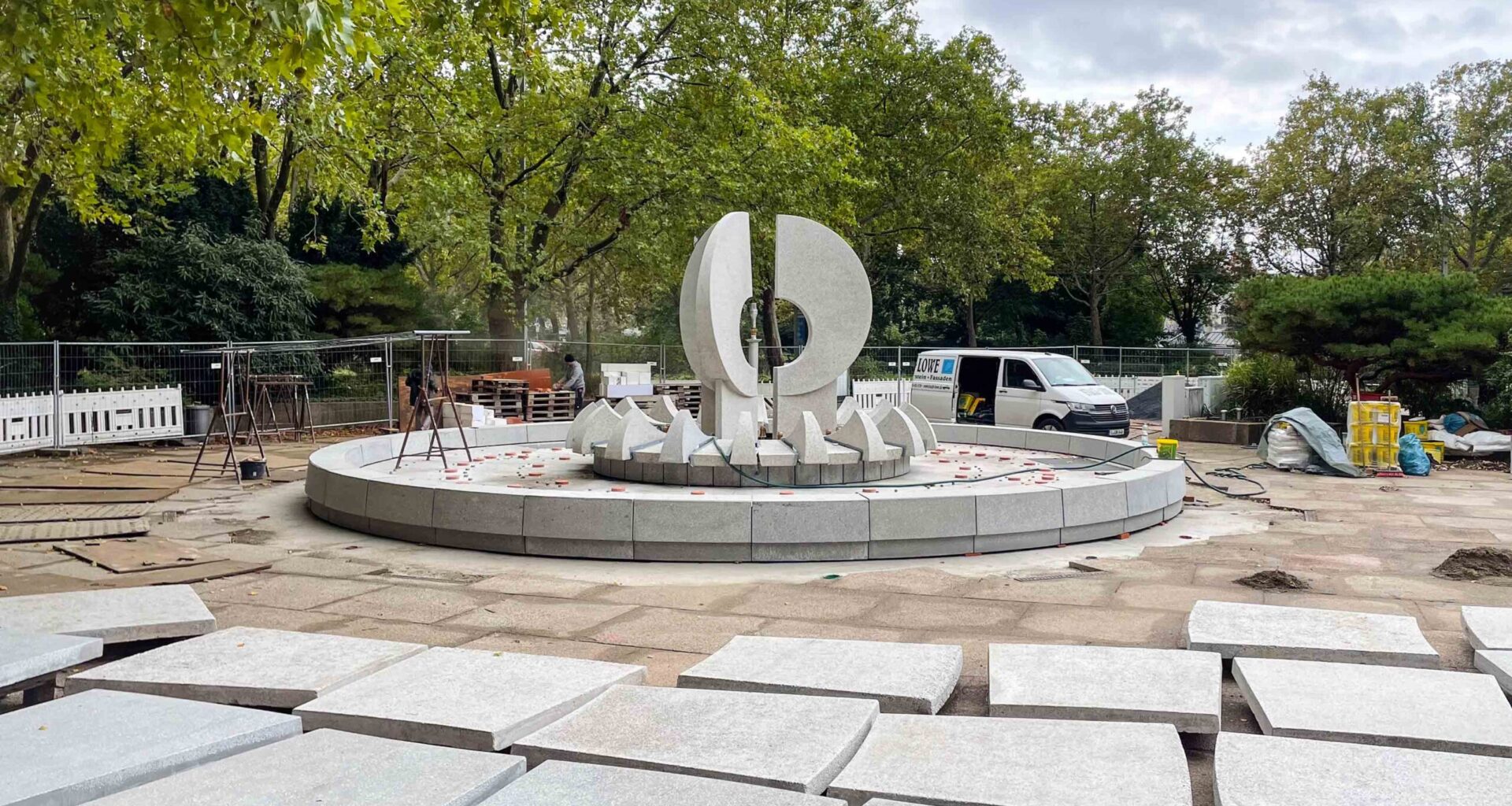 Der östliche Krachtbrunnen strahlt in hellem Grau. Foto: Sebastian Diehl