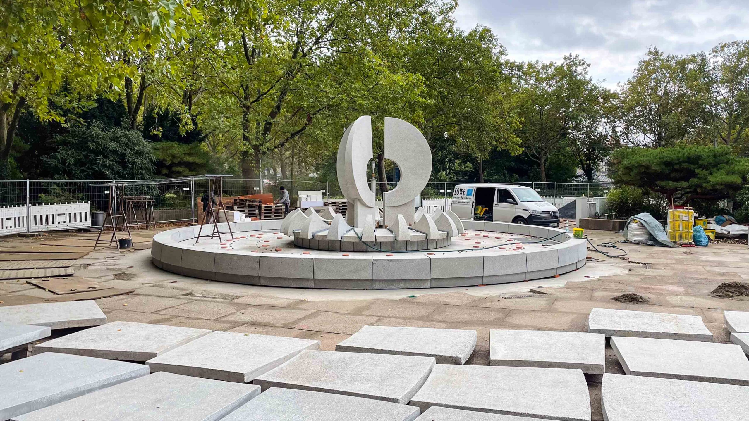 Der östliche Krachtbrunnen strahlt in hellem Grau. Foto: Sebastian Diehl