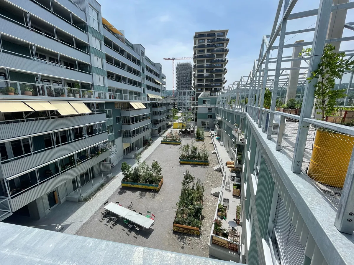 «Einladend für die Nachbarschaft», so urteilt die Jury über den Innenhof des Westhofs. (Archiv) Bild von einem Innenhof von oben, im Hintergrund hat es einen grossen Wohnblock.