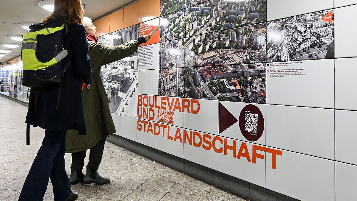 Berlin & Brandenburg: Architektur der Nachkriegszeit: Ausstellung im U-Bahnhof
