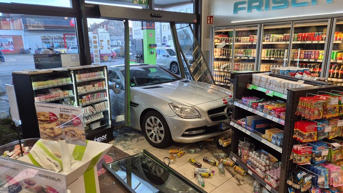 Niedersachsen & Bremen: Frau fährt mit Auto in Verkaufsraum von Tankstelle