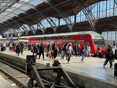 Reisende steigen in Leipzig aus dem eingefahrenen Zug aus Chemnitz aus. So sieht derzeit der Alltag beim RE 6 aus.